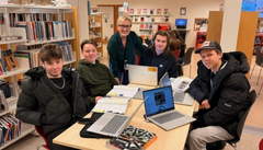 Prosjektleder og adjunkt Merete Kildal sammen elever på skolebiblioteket på Malakoff vgs i Moss.