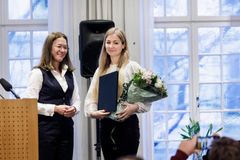 Anine Kierulf, nestleder i Fritt Ords styre overrekker prisen til prisvinner Lisanne Dijkstra.