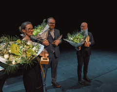 Tidligere vinnere mottar pris. 2025 May Linn Clemet, Morten Mørland og Marvin Halleraker