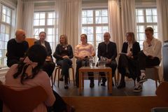 I panelet: Frank Gander (ordstyrer), Eva Salhus Winther og Lise Ailin Rosvoll i Saltenposten, journalist Andrea Rognstrand i Forsvarets forum, Gard Steiro i VG, senterleder Kristine Holmelid og forsker ved SUJO og Universitetet i Bergen (UiB) Fredrik Bjerknes.