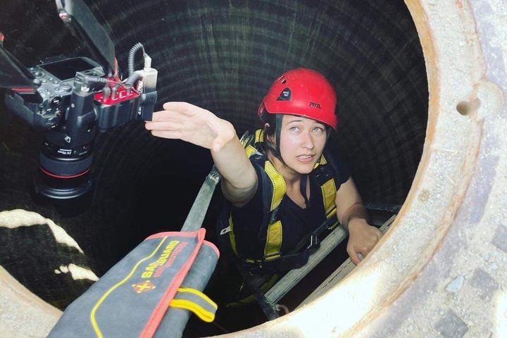 Nora Savosnick på vei ned i en tunnel på amerikansk side av grensen til Mexico. Fra reportasje om kartellenes smuglingstunneler for Aftonbladet og Politiken