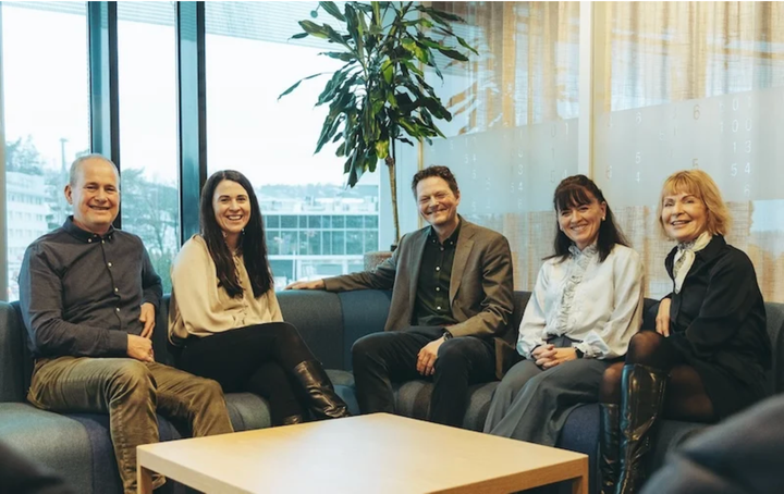 Foto: F.v. Sten Gunnar Knudsen, leder for forretningsområde Helse i Flyt, Therese Bjugstad, adm. dir. Flyt, Thomas Wilhelmsen, Salgsleder Bouvet, Ingvild Ilebekk, Områdeleder Tech1 Bouvet og Kristin Mjelde, storkundeansvarlig i Flyt.