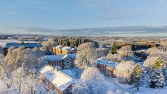 Dronefoto av NMBUs campus vinterstid.
