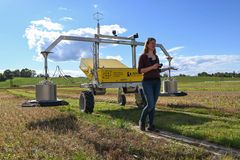 Doktorgradsstipendiat Elisabeth Gautefall Hiis foran roboten som måler klimagassutslippene fra jorda.