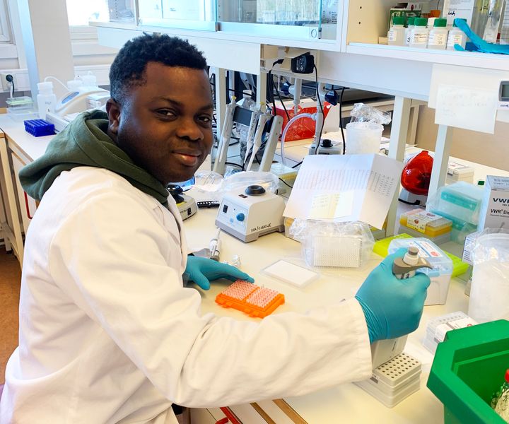 Dominic Duncan Mensah ved en benk på laboratoriet