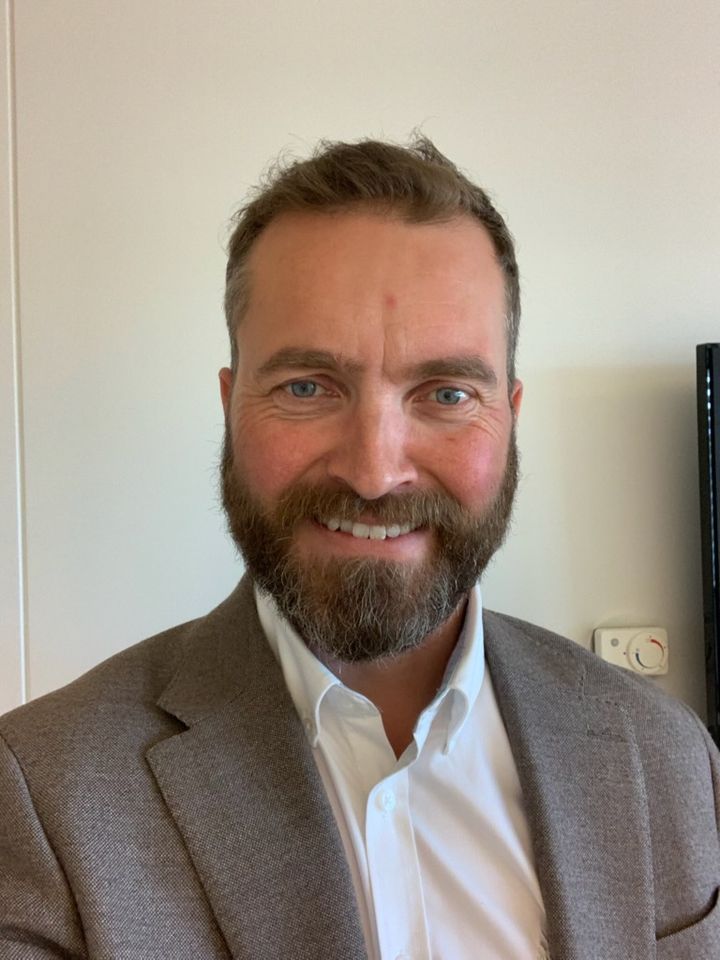 Per Eirik Lund ser inn i kamera. Bak han er det en lys vegg.