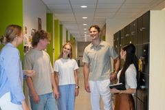 Studenter ved NMBU i samtale innendørs (obs - illustrasjonsfoto, ikke de samme studentene som tar det omtalte kurset)
