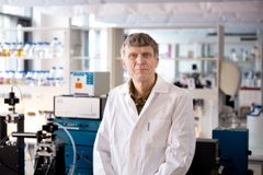 NMBU-professor Vincent Eijsink i laboratoriet.