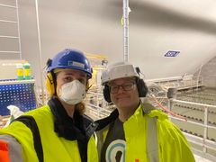 Stipendiat Anna J. Lauvås og seniorforsker Pål Graff (STAMI) i aksjon under prøvetaking.