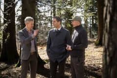 NMBU-rektor Solve Sæbø snakker om Landskogsstaksering med klima- og miljøminister Anders Bjelland Eriksen og forskningssjef Johannes Breidenbach (NIBIO) på NMBU. De står i en skog.