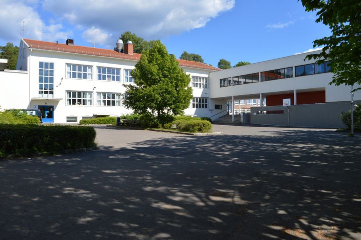En skole i Norge med grønt rundt bygningene.