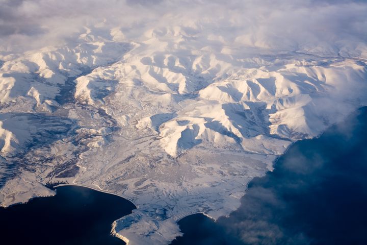 Luftfoto av et snødekt polarområde. Det nye EU-prosjektet SnowPI skal undersøke hvordan snø påvirker is, permafrost og klimaendringer i polarområdene.