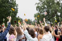studenter løfter blomster