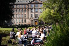 Studenter foran bygning på NMBU fra studiestart for nye studenter 2026.