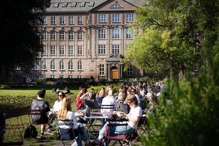 Studenter foran bygning på NMBU fra studiestart for nye studenter 2026.