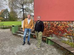 Thomas Thiis (t.v.) og Arnkell Petersen ved NMBU har utviklet et datasett med framtidige værfiler for alle norske kommuner. Datasettet kan brukes i vanlige simuleringsverktøy for bygg.