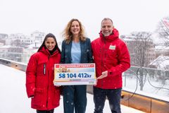 SOS-barnebyers generalsekretær Sissel Aarak mottar sjekken fra Postkodelotteriets ambassadører Tom Stiansen og Jorun Stiansen.
