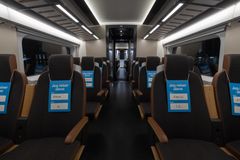 På hvert eneste sete hadde Flytoget og SOS-barnebyer festet skilt med “Jeg reiser alene”.