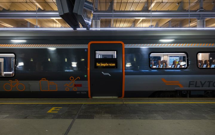 – Denne Flytog-avgangen symboliserer alle de barna som reiser alene gjennom livet, og som trenger at vi som samfunn våkner opp og ser dem.