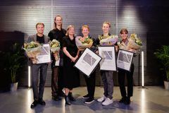 Årets finalister i Aspelin Ramm-prisen 2023 Eirik Bruun, Simon Klindt, Hannah Koppang, Sivert Hennum og Bendik Gjone sammen med juryleder Marianne Skjulhaug.