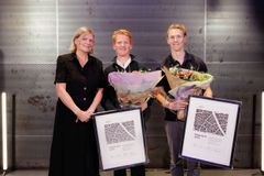 Vinnerene av Aspelin Ramm-prisen 2023 Sivert Hennum og Bendik Gjone mottar prisen fra juryleder Marianne Skjulhaug