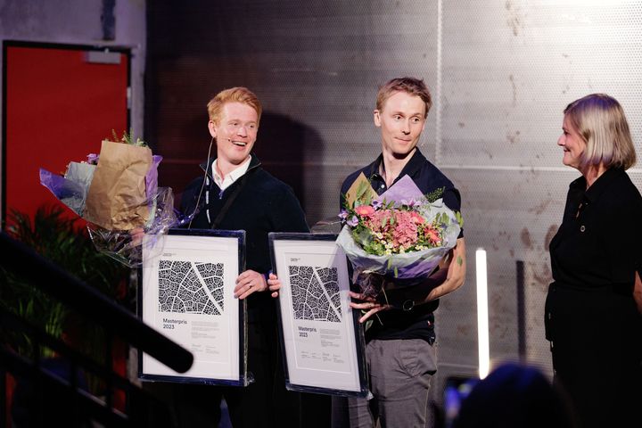 Sivert Hennum og Bendik Gjone er vinnere av årets Aspelin Ramm-pris, her med juryleder Marianne Skjulhaug som delte ut prisen.