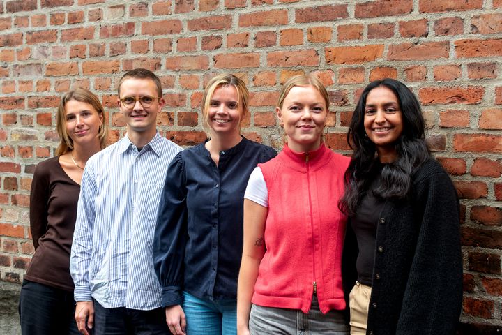 Årets sommerstudenter fra venstre: Synne Aurora Bredersen Gullbekk, Gard Gundersen Sagbakken, Sofie Tømmer, Eline Lia Aasland, Harappriya Selvakumaran