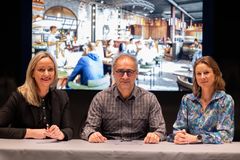 Gunn Helen Hagen i Stiftelsen NOVA Spektrum, Jan K. Jahren i HENT og Ida Aall Gram i Aspelin Ramm signerer avtalen om totalentreprise av hele utbyggingen av Oslo Spektrum og Oslos nye høyhus.