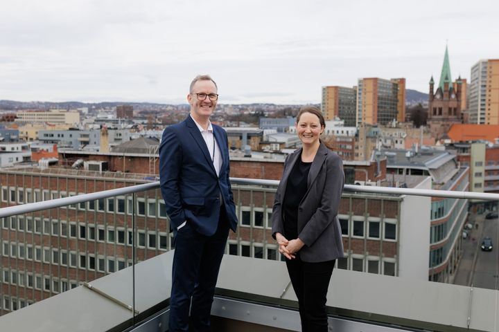 Erling Ruud, Director, Property & Facility Management i Intility, er veldig fornøyd med at Intility kan utvide rett over gaten for hovedkontoret. Her sammen med Nina Westby Ranum, daglig leder i Landbrukskvartalet Utvikling.