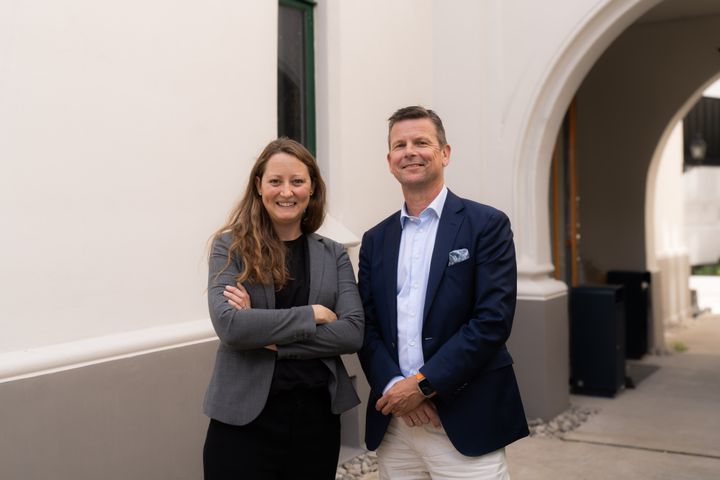 Nina Westby Ranum, markeds- og utleiesjef i Aspelin Eiendom og Arild Andersen, konserndirektør Oslo i Sparebanken Norge er begge veldig fornyde med at Sparebanken Norge har valgt å flytte til Inkognitogata 35 når banken etablerer seg i Oslo.