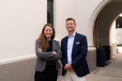 Nina Westby Ranum, markeds- og utleiesjef i Aspelin Eiendom og Arild Andersen, konserndirektør Oslo i Sparebanken Norge er begge veldig fornyde med at Sparebanken Norge har valgt å flytte til Inkognitogata 35 når banken etablerer seg i Oslo.