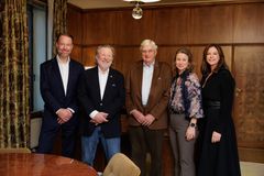 Partene etter signert avtale på «Direktørkontoret» på Sommerro, fra venstre; Trond Mellingsæter, Odd Reitan, Knut Aspelin, Ida Aall Gram og Stine Hostad.