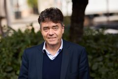 Trond Erik Sveen, direktør for prosjekt og miljø i Aspelin Reitan Eiendom, ønsker Steinar Fredriksen velkommen til laget.