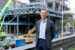 Steinar Fredriksen foran byggeplassen der betongkjernen i Over Spektrum nå vokser mot himmelen.