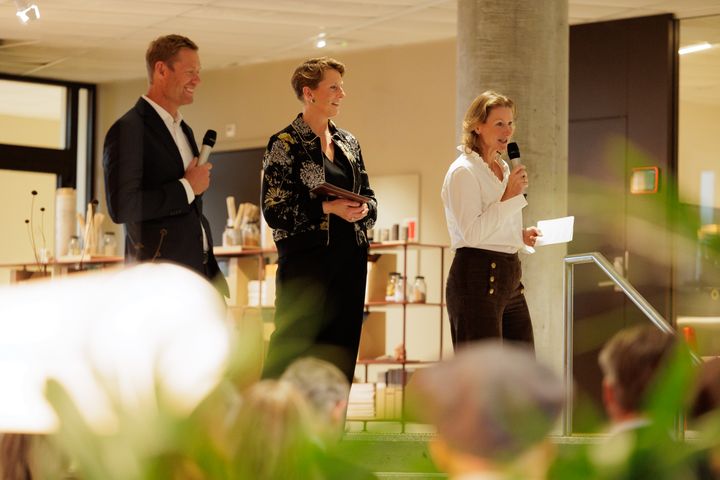 Fra den offisielle åpningen av Campus Ullevål tirsdag 15. september 2026. Fra venstre: Lars Andresen, administrerende direktør i Norges geotekniske institutt (NGI), som er medeier og leietaker, konferansier Ruth Astrid Sæter og Ida Aall Gram, administrerende direktør i Aspelin Reitan Eiendom