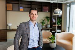 Magnus Ervik, direktør marked og eiendom i Aspelin Reitan Eiendom, ønsker Karine Ruud Melhus velkommen til teamet.