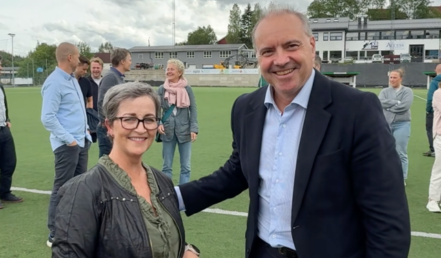 Styreleder i Gjelleråsen IF, Tone Holme og ordfører i Nittedal kommune Rune Winum under åpningen.