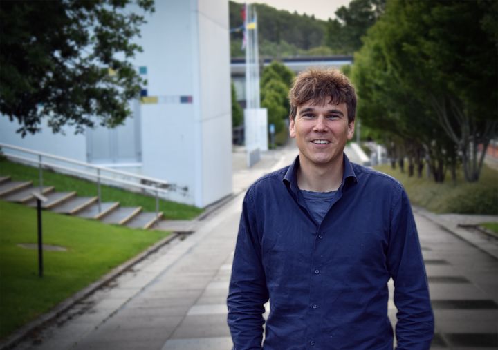 Bilde av mann på universtitetscampus