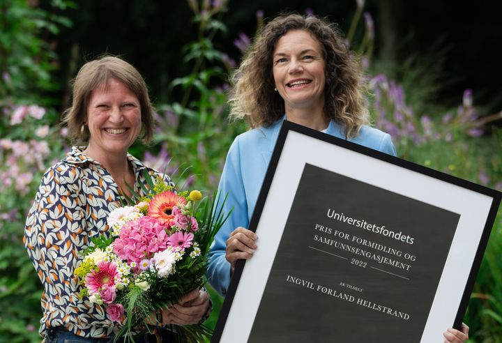 UiS-forsker Ingvil Hellstrand (t.v.) er tildelt Universitetsfondets pris for formidling og samfunnsengasjement for 2022. Prisen ble delt ut av Cecilie Claviez, daglig leder i Universitetsfondet. (Foto: Line Hausken)