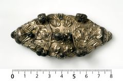 En rikt utsmykket sølvspenne ble også funnet i vikinggraven. - Det rike gravgodset gir oss et unikt innblikk i kvinnens status. Hun må ha vært en av de aller mektigste i sin samtid, sier professor Kristin Armstrong-Oma ved Arkeologisk museum, UiS.