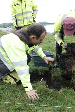 Arkeologer fra Arkeologisk museum ved Universitetet i Stavanger og Rogaland fylkeskommune sikrer funnstedet.