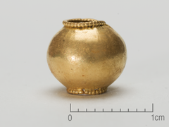 En av de ti perlene som ble funnet på Rennesøy av metalldetektorist Erlend Bore.