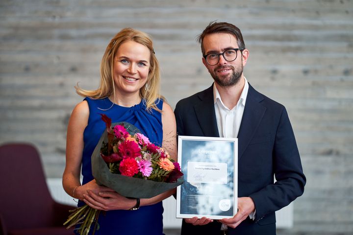 Professor Natalia Ingebretsen Kucirkova ved Universitetet i Stavanger fikk tildelt Lyses forskningspris av konserndirektør Jens Arne Steinsbø i Lyse.