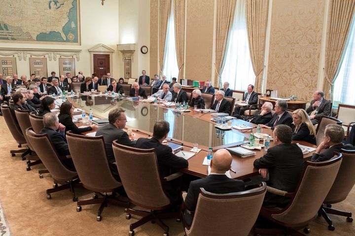 19 menn og seks kvinner samlet rundt et stort møtebord