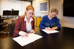Marte Solheim, prorektor for innovasjon og samfunn ved UiS (t.v.), og Rannfrid Skjervold, direktør for fornybar- og lavkarbon-teknologi i Equinor (t.h.), signerer den femårige Akademiaavtalen mellom UiS og Equinor.