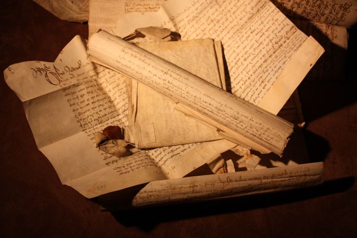 papirruller og store pergament- og papirstykker med håndskrift