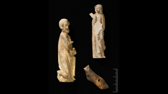Elfenbensfigurer. Sammenstilling.  Første konge. Hellige tre konger,  jomfru Maria og Jesu fot fra et  krusifiks. 1300-tallet. England  eller Frankrike.