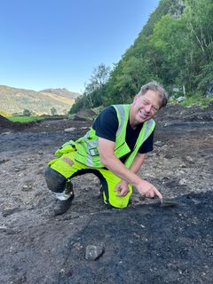 Arkeolog Volker Demuth leder utgravingen i Årdal. Nå utvides utgravingen, etter funn av sølvskatten fra vikingtid. Foto: Anniken Celine Berger, Arkeologisk museum, Universitetet i Stavanger