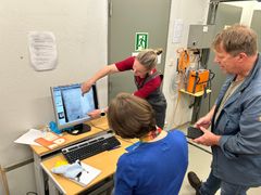 Arkeolog Grethe Moéll Pedersen og Volker Demuth diskuterer røntgenbildene av funnet med konservator Hege Ingjerd Hollund ved Arkeologisk museum. Foto: Anniken Celine Berger, Arkeologisk museum, Universitetet i Stavanger