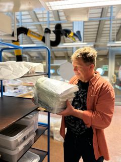 Arkeolog Volker Demuth leverer jordblokken med sølvskatten inn til analyse hos konservatorene ved Arkeologisk museum. Foto: Anniken Celine Berger, Arkeologisk museum, Universitetet i Stavanger